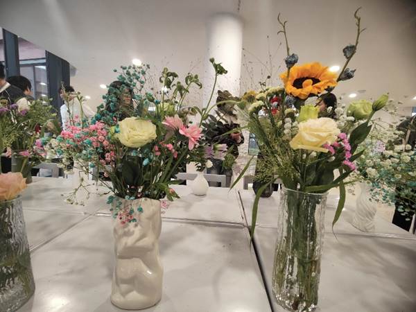 桌子上的花瓶里插满了鲜花 AI 生成的内容可能不正确。