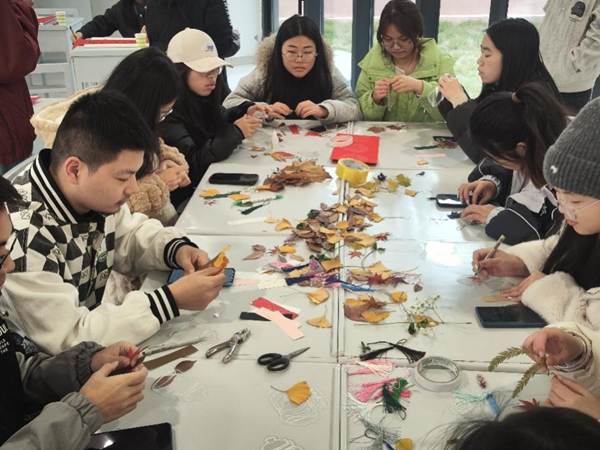 一群小孩在桌子前吃东西 AI 生成的内容可能不正确。