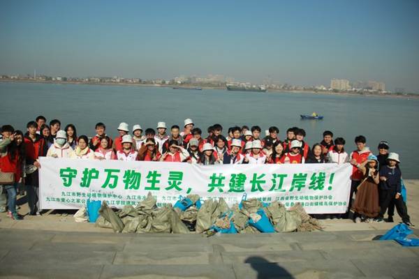 一群人站在沙滩上 AI 生成的内容可能不正确。