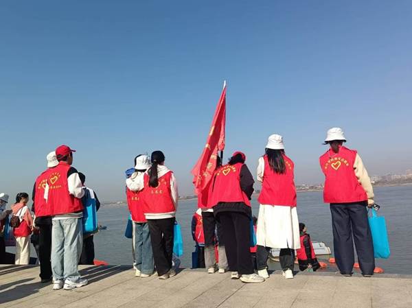 一群人站在一起 AI 生成的内容可能不正确。