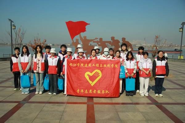 图片包含 人, 户外, 站, 男人 AI 生成的内容可能不正确。