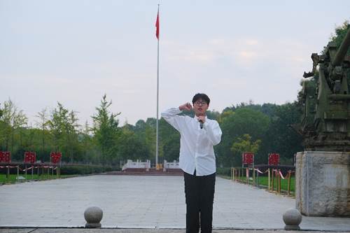 图片包含 户外, 男人, 人, 运动 AI 生成的内容可能不正确。