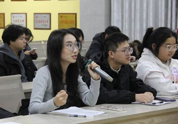 一群人坐在桌子前 AI 生成的内容可能不正确。